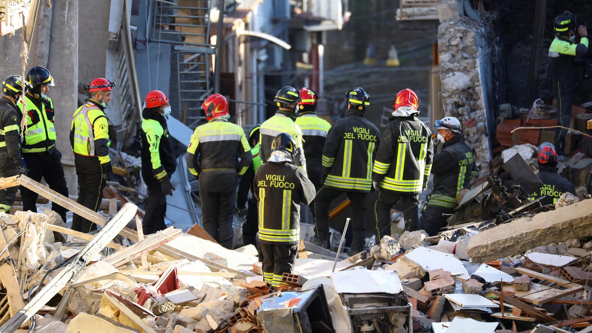 Rettungskräfte durchsuchen die Trümmer: Nach einer Explosion werden im italienischen Ravanusa noch immer Menschen vermisst. Rettungskräfte durchsuchen die Trümmer: Nach einer Explosion werden im italienischen Ravanusa noch immer Menschen vermisst.