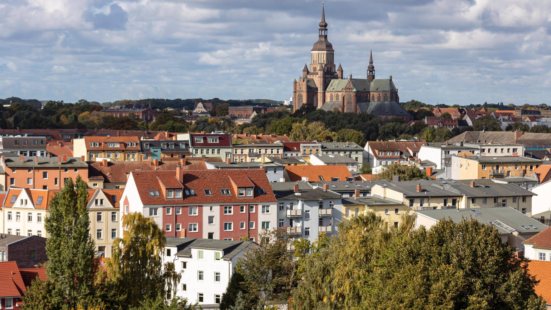 Blick auf Stralsund: Die Polizei bittet die Bevölkerung um Hinweise. (Symbolfoto)