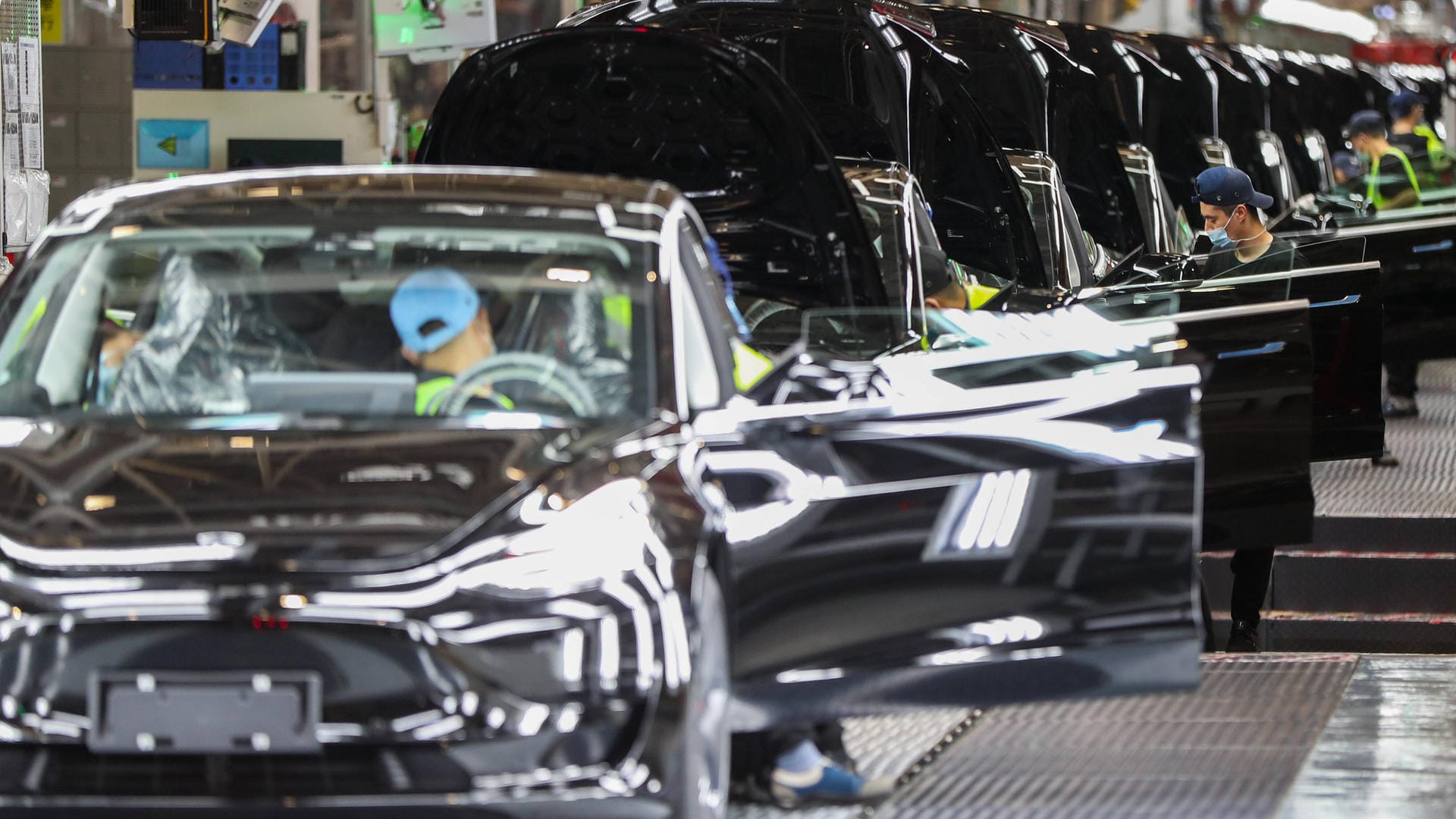 Besonders produktiv (Archivbild): Tesla-Chef Elon Musk zeigt sich mit der Leistung der Gigafabrik in Shanghai sehr zufrieden – und hat große Pläne für den Standort. Besonders produktiv (Archivbild): Tesla-Chef Elon Musk zeigt sich mit der Leistung der Gigafabrik in Shanghai sehr zufrieden – und hat große Pläne für den Standort.