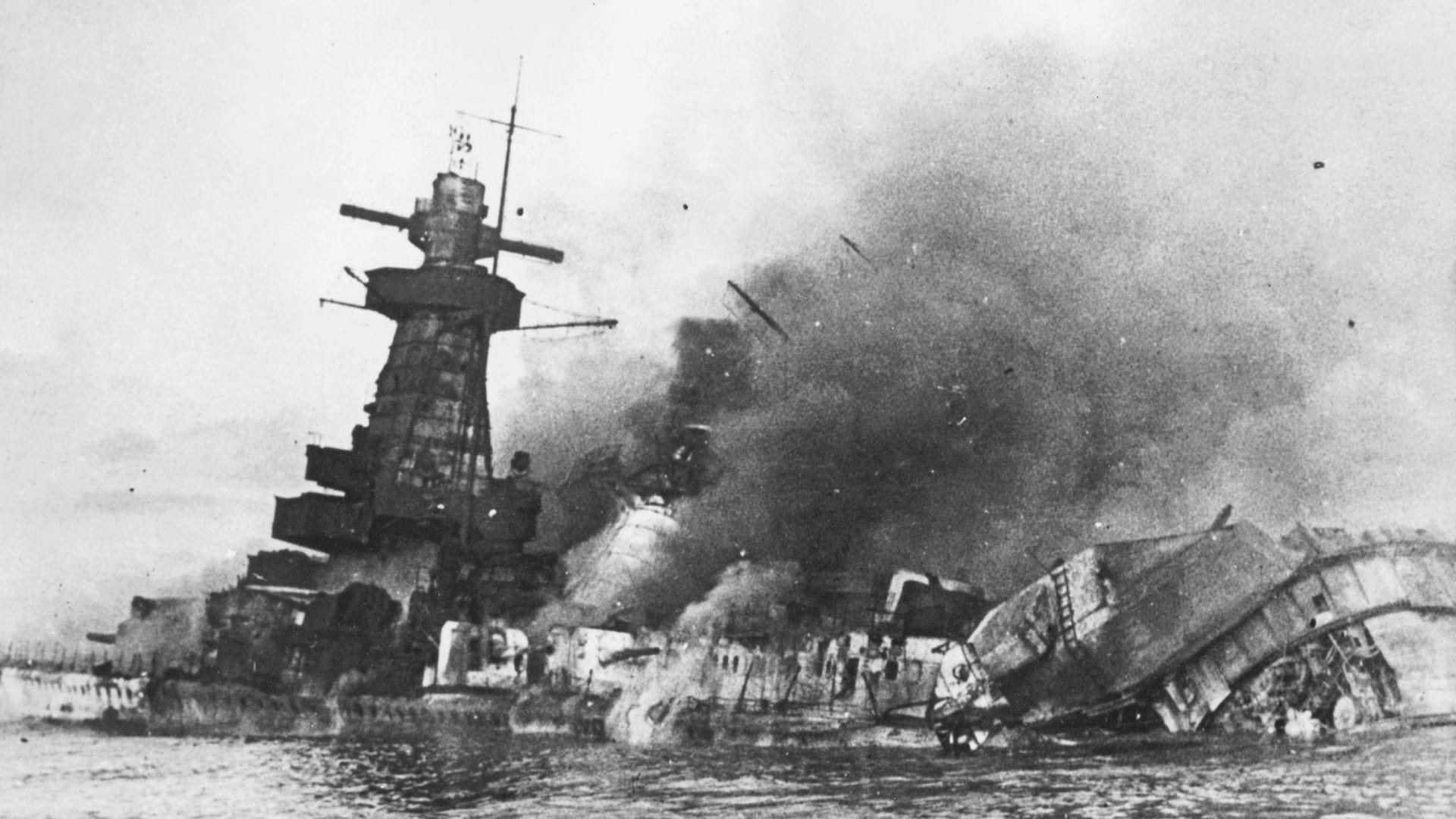 Das Kriegsschiff "Admiral Graf Spee" versinkt.