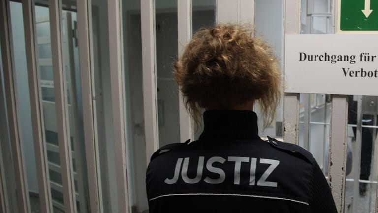 Justizvollzugsbeamtin in der Untersuchungshaftanstalt Berlin Moabit: Vor den Weihnachtsfeiertagen werden fast 800 Häftlinge in Deutschland ihre Haftstrafe vorzeitig beenden können.