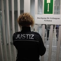 Justizvollzugsbeamtin in der Untersuchungshaftanstalt Berlin Moabit: Vor den Weihnachtsfeiertagen werden fast 800 Häftlinge in Deutschland ihre Haftstrafe vorzeitig beenden können.