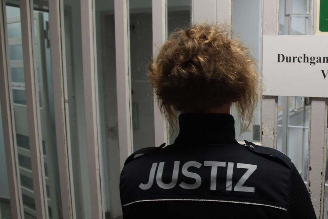 Justizvollzugsbeamtin in der Untersuchungshaftanstalt Berlin Moabit: Vor den Weihnachtsfeiertagen werden fast 800 Häftlinge in Deutschland ihre Haftstrafe vorzeitig beenden können.