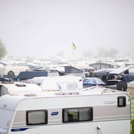 Ein Campingplatz (Archivbild): Ein Mann ist wegen eines Heizstrahlers gestorben.
