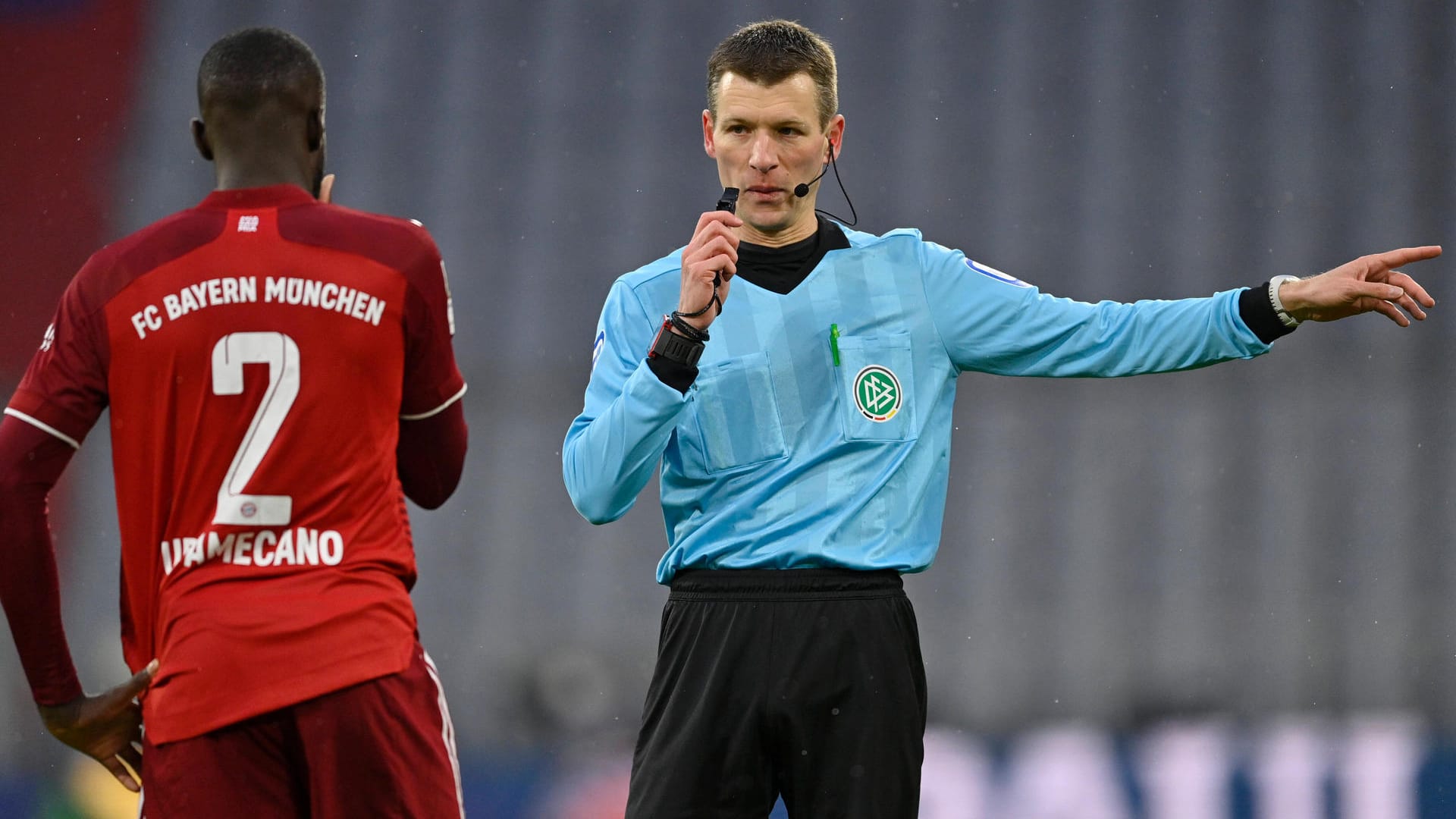 Hätte sich über einen Elfmeterpfiff von Schiedsrichter Benjamin Cortus (r.) nicht beschweren dürfen: Bayern-Verteidiger Dayot Upamecano.