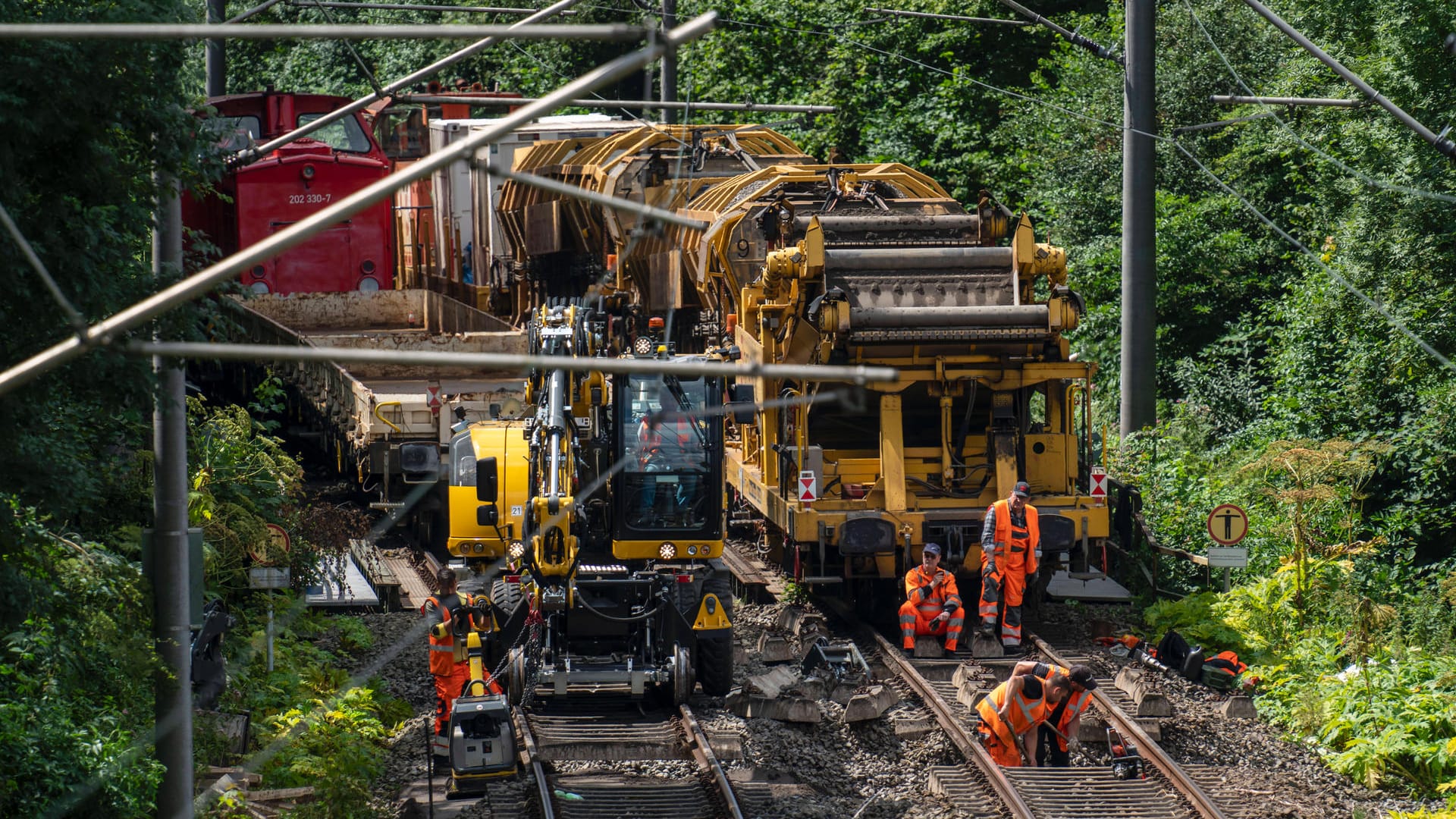 Durch das Hochwasser im Juli 2020 wurden die Gleise stark beschädigt und mussten langwierig repariert werden (Archivbild): Nun kann die Strecke wieder befahren werden.