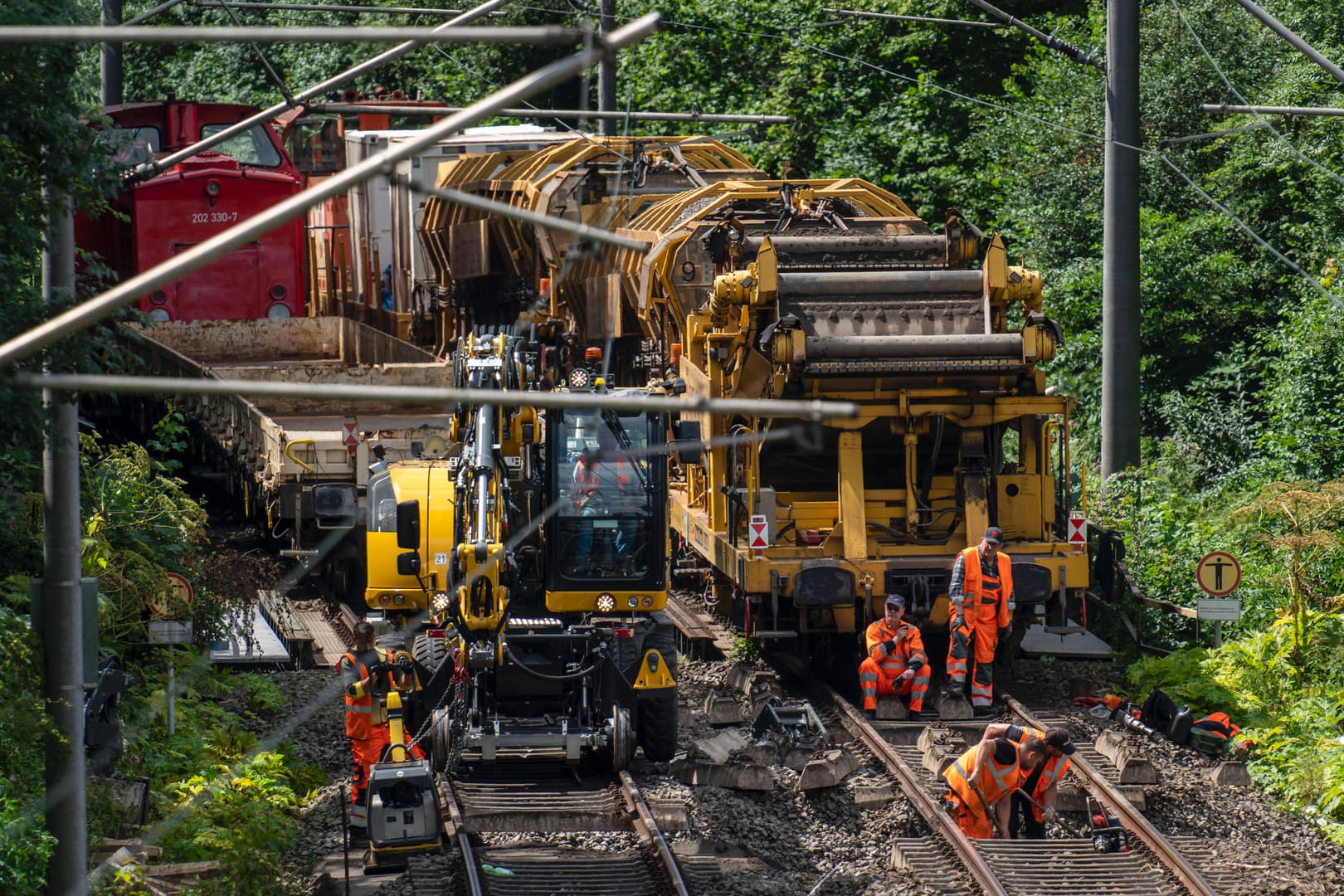 Durch das Hochwasser im Juli 2020 wurden die Gleise stark beschädigt und mussten langwierig repariert werden (Archivbild): Nun kann die Strecke wieder befahren werden.