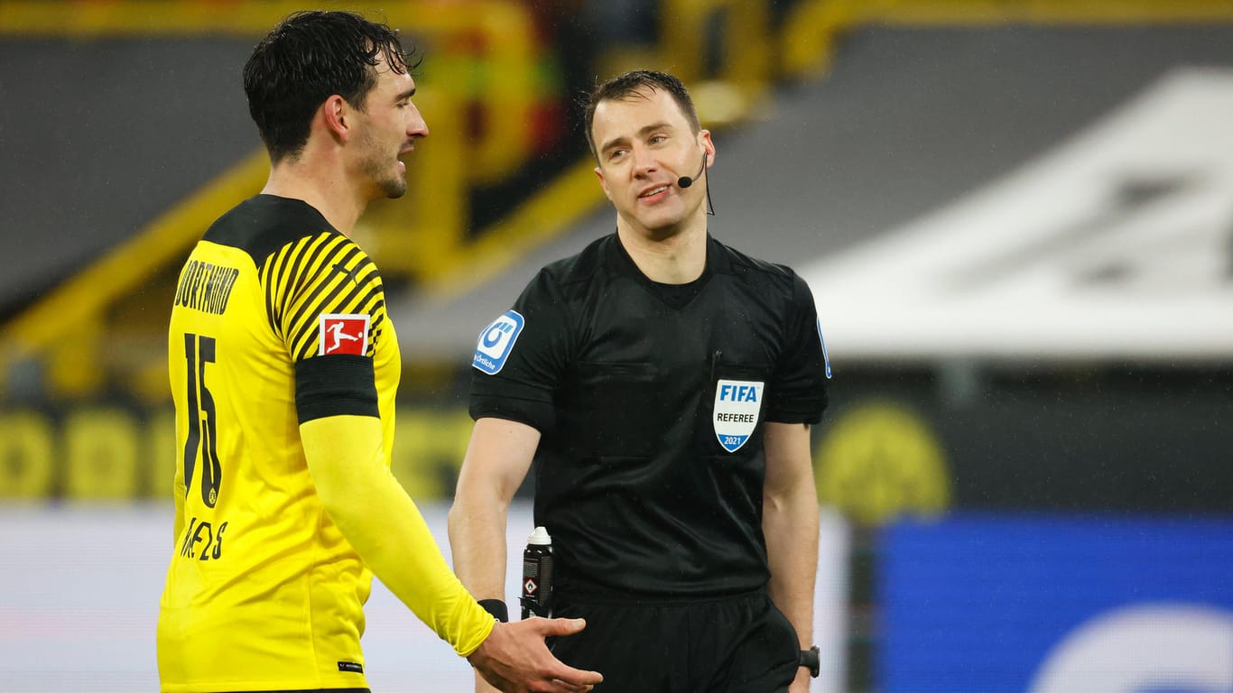 Wurde nach dem Topspiel heftig kritisiert: Schiedsrichter Felix Zwayer (r.) hier in einer Diskussion mit BVB-Verteidiger Mats Hummels.