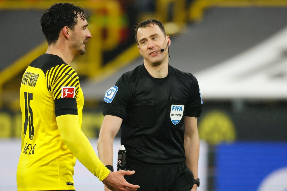 Wurde nach dem Topspiel heftig kritisiert: Schiedsrichter Felix Zwayer (r.) hier in einer Diskussion mit BVB-Verteidiger Mats Hummels.