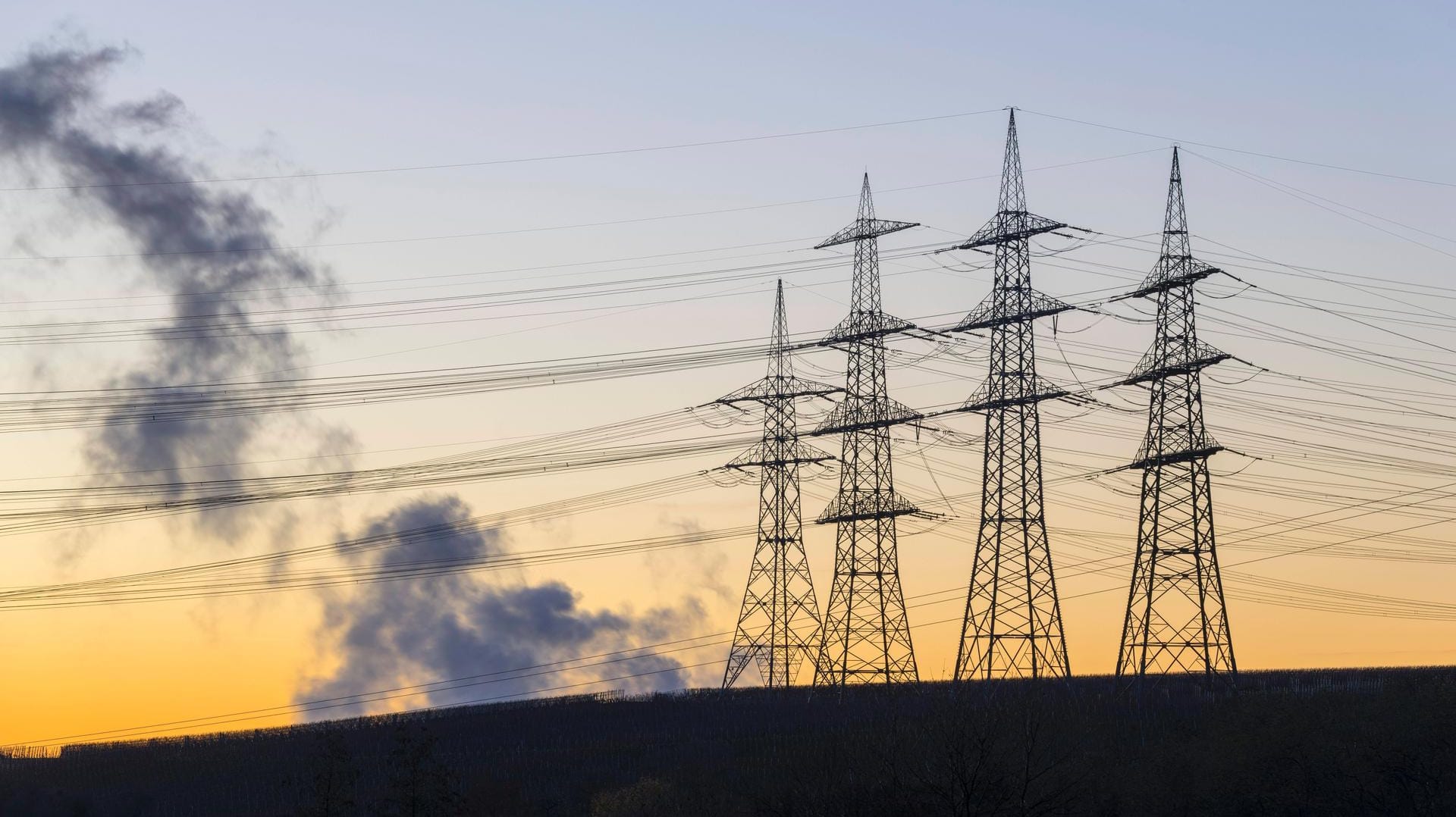 Strommasten bei Sonnenuntergang (Symbolbild): Für den sächsischen Energieversorger Dreischtrom sieht es düster aus – er hat diese Woche als fünfter Versorger Insolvenz angemeldet.