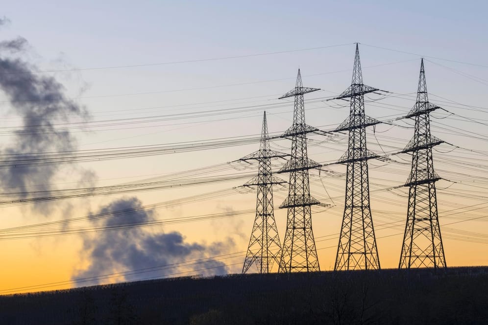 Strommasten bei Sonnenuntergang (Symbolbild): Für den sächsischen Energieversorger Dreischtrom sieht es düster aus – er hat diese Woche als fünfter Versorger Insolvenz angemeldet.