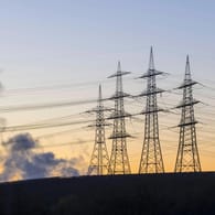 Strommasten bei Sonnenuntergang (Symbolbild): Für den sächsischen Energieversorger Dreischtrom sieht es düster aus – er hat diese Woche als fünfter Versorger Insolvenz angemeldet.