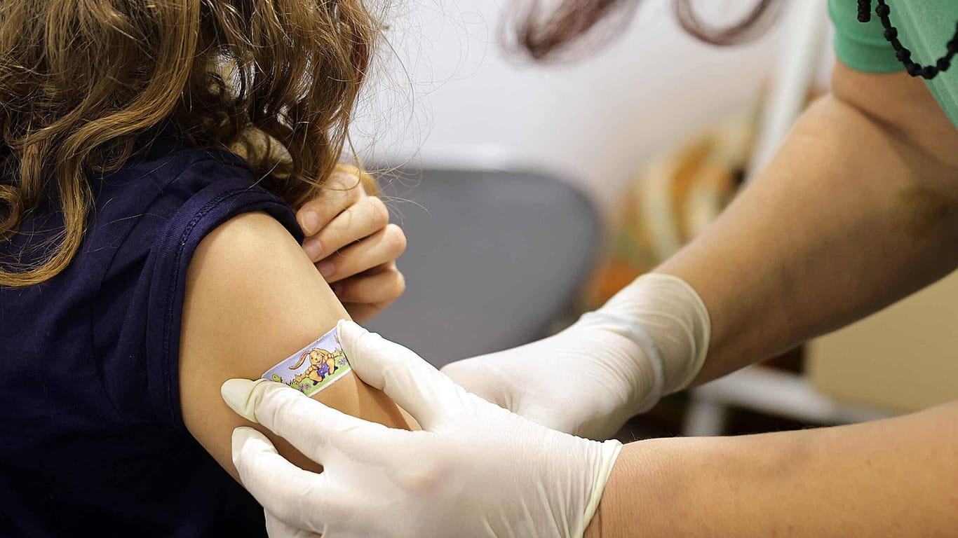 Ein Kind nach der Impfung (Archivbild): Bayern hat über 200.000 Impfdosen für Kinder bestellt.