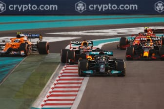 Szene beim Start zum Großen Preis von Abu Dhabi: Hamilton (M.) zieht an Verstappen vorbei.