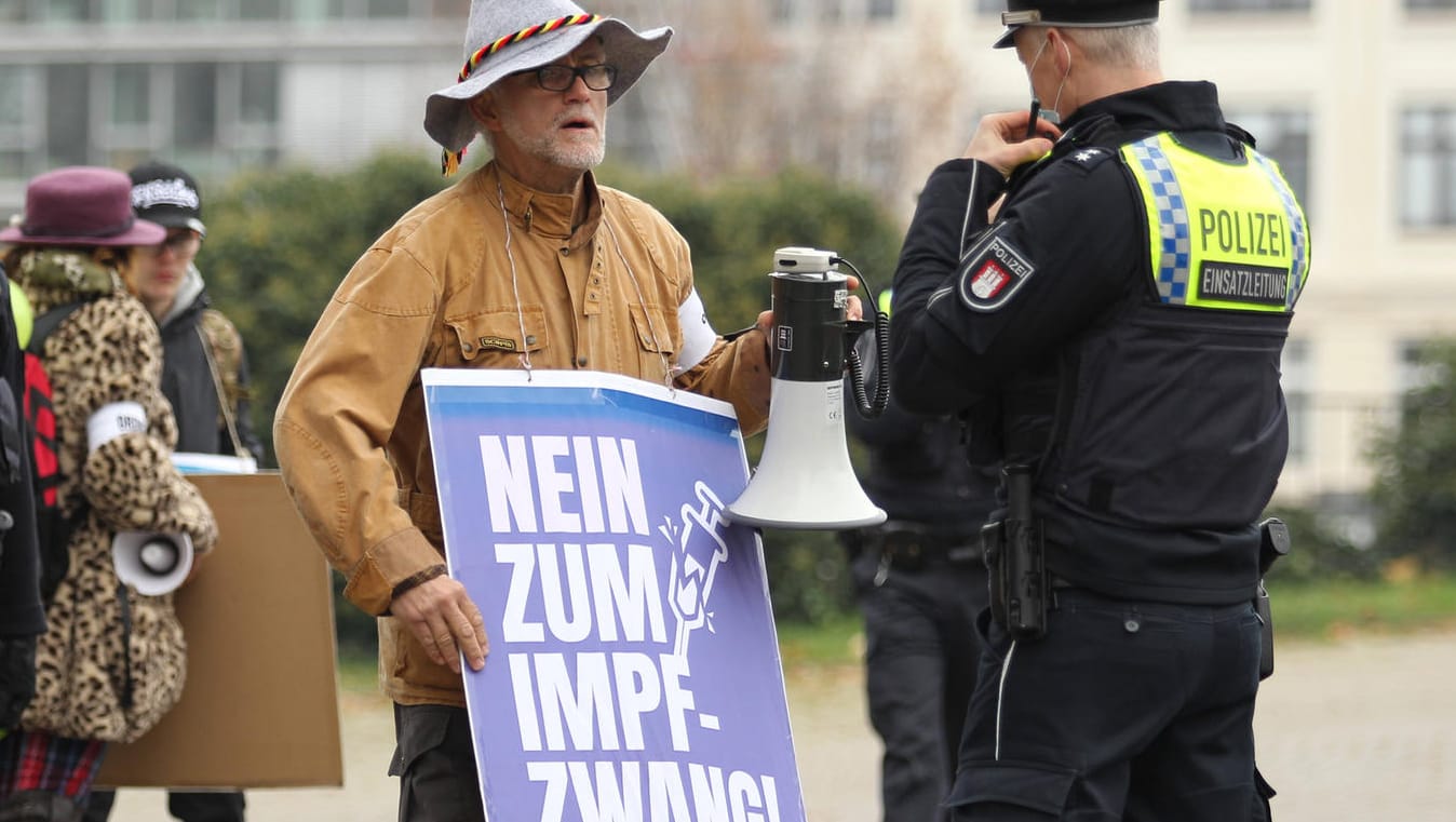 Demonstration in Hamburg: Impfgegner bringen eine Vielzahl an Argumenten gegen den Corona-Piks hervor, die sich oft entkräften lassen.