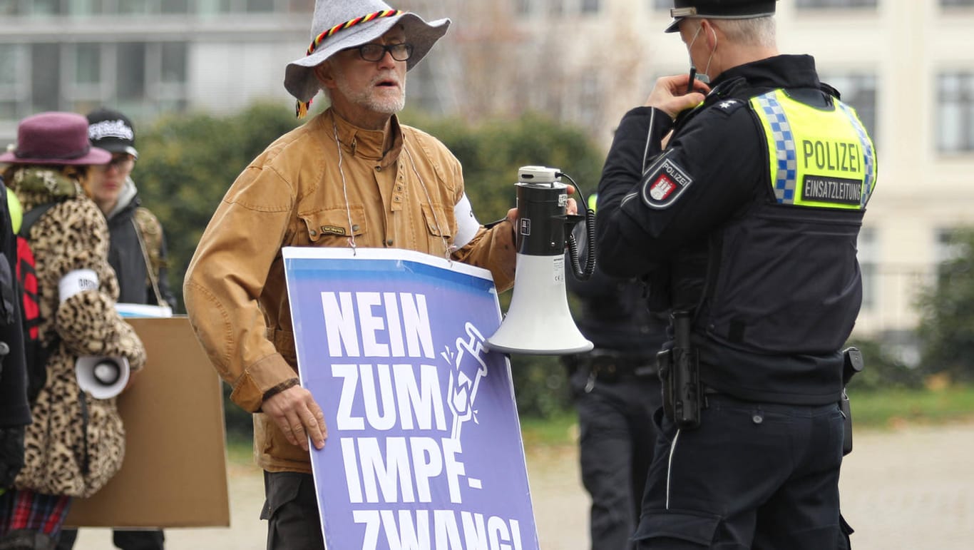 Demonstration in Hamburg: Impfgegner bringen eine Vielzahl an Argumenten gegen den Corona-Piks hervor, die sich oft entkräften lassen.
