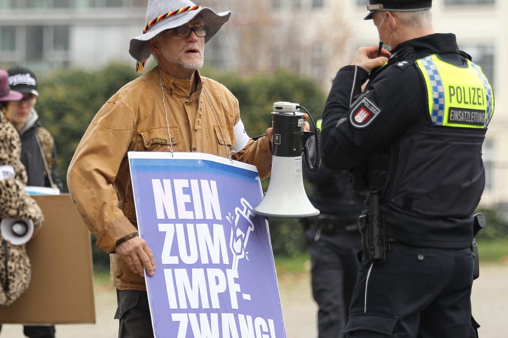 Demonstration in Hamburg: Impfgegner bringen eine Vielzahl an Argumenten gegen den Corona-Piks hervor, die sich oft entkräften lassen.