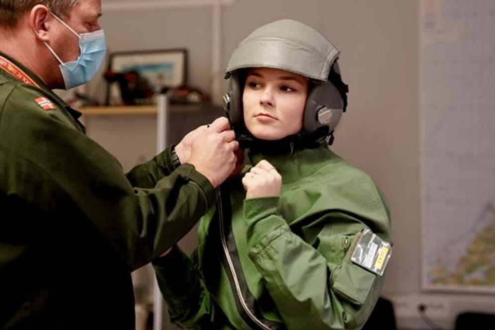 Prinzessin Ingrid Alexandra von Norwegen (r) bei der Vorbereitung auf ihren Flug mit einem F-16-Kampfflugzeug der norwegischen Air Force.