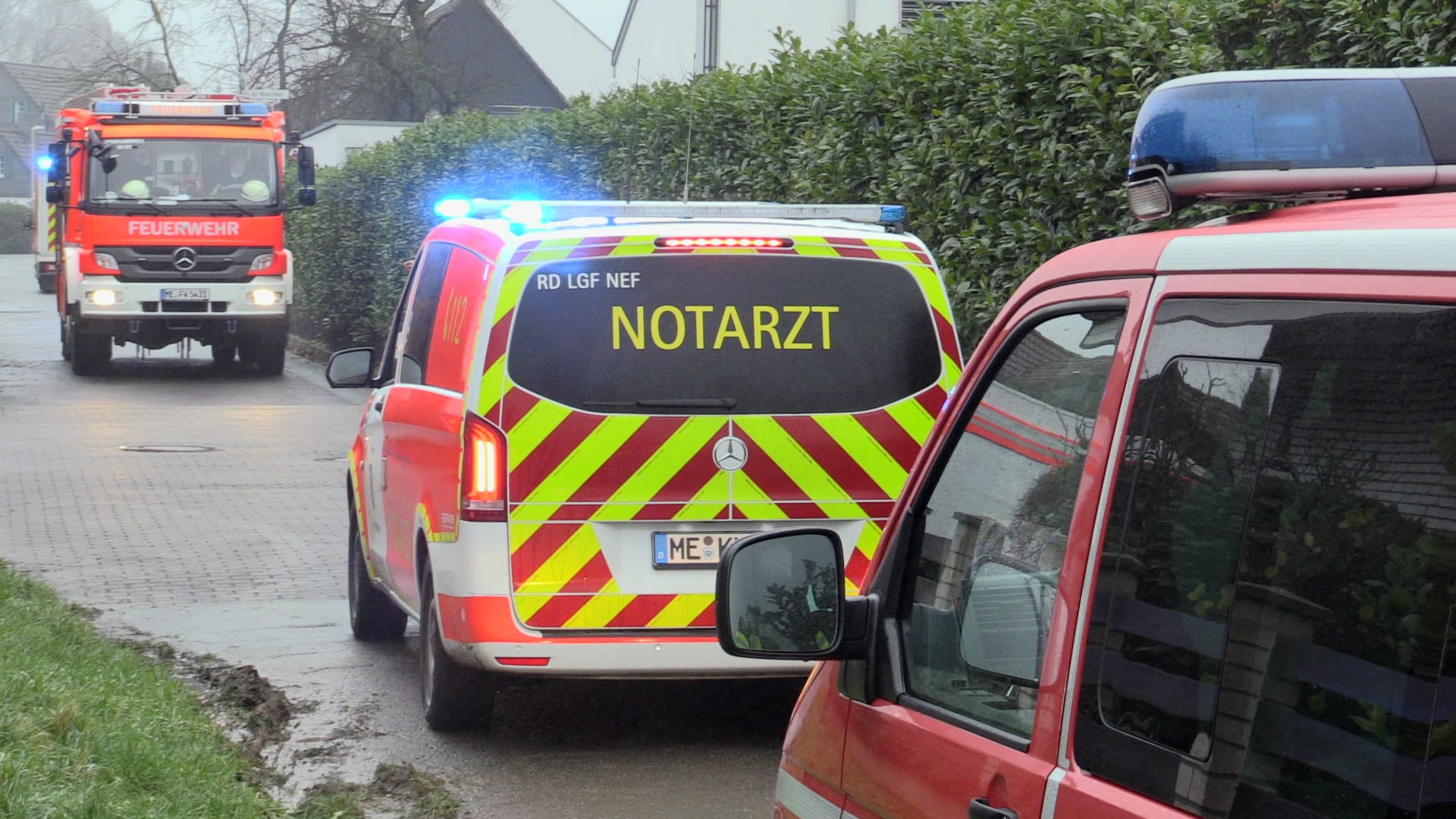 Einsatzfahrzeuge vor dem Fundort in Langenfeld: Hier wurde eine leblose Person in einem Gartenteich gefunden. Einsatzfahrzeuge vor dem Fundort in Langenfeld: Hier wurde eine leblose Person in einem Gartenteich gefunden.