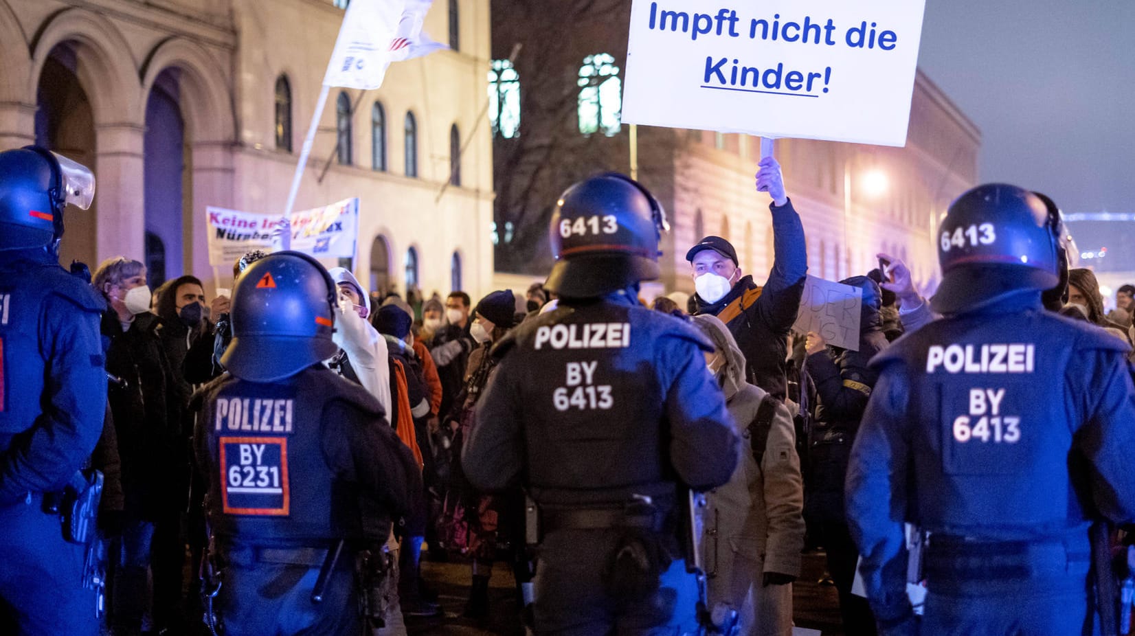 Demonstration gegen die Corona-Maßnahmen: Ein Teil der Bevölkerung hält die Pandemie für "Fake".