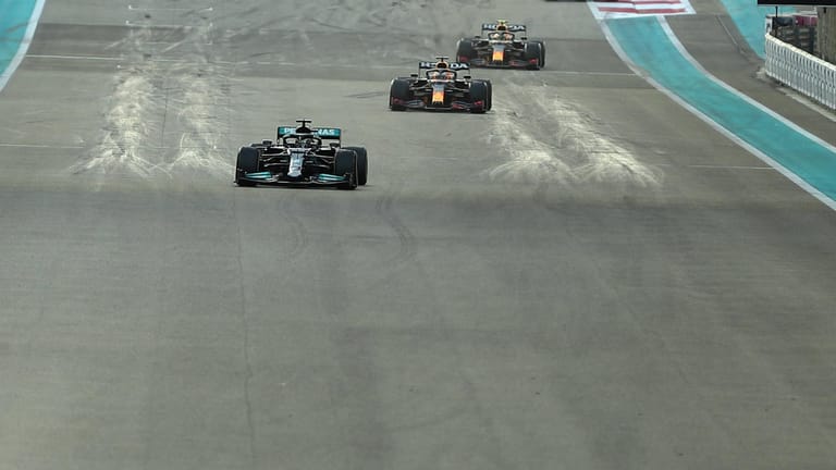 Vorneweg: Lewis Hamilton (li.) distanziert seinen Rivalen Max Verstappen (r.).