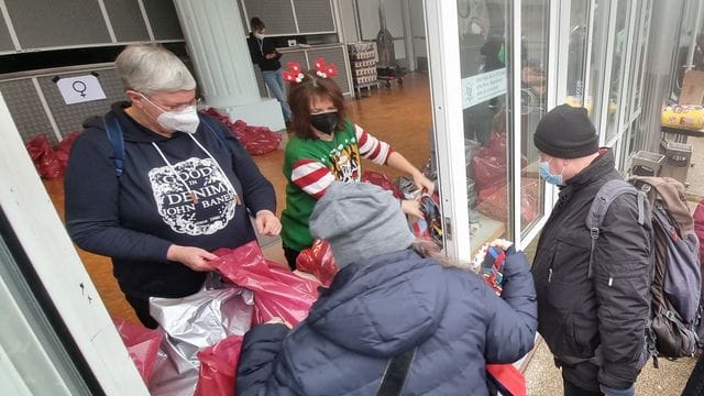 Obdachlose in Hannover bekommen Geschenke