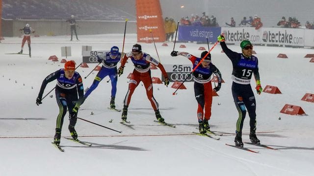 Julian Schmid (l) und Fabian Rießle (r) aus Deutschland kommen ins Ziel.