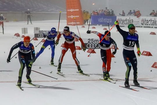 Julian Schmid (l) und Fabian Rießle (r) aus Deutschland kommen ins Ziel.