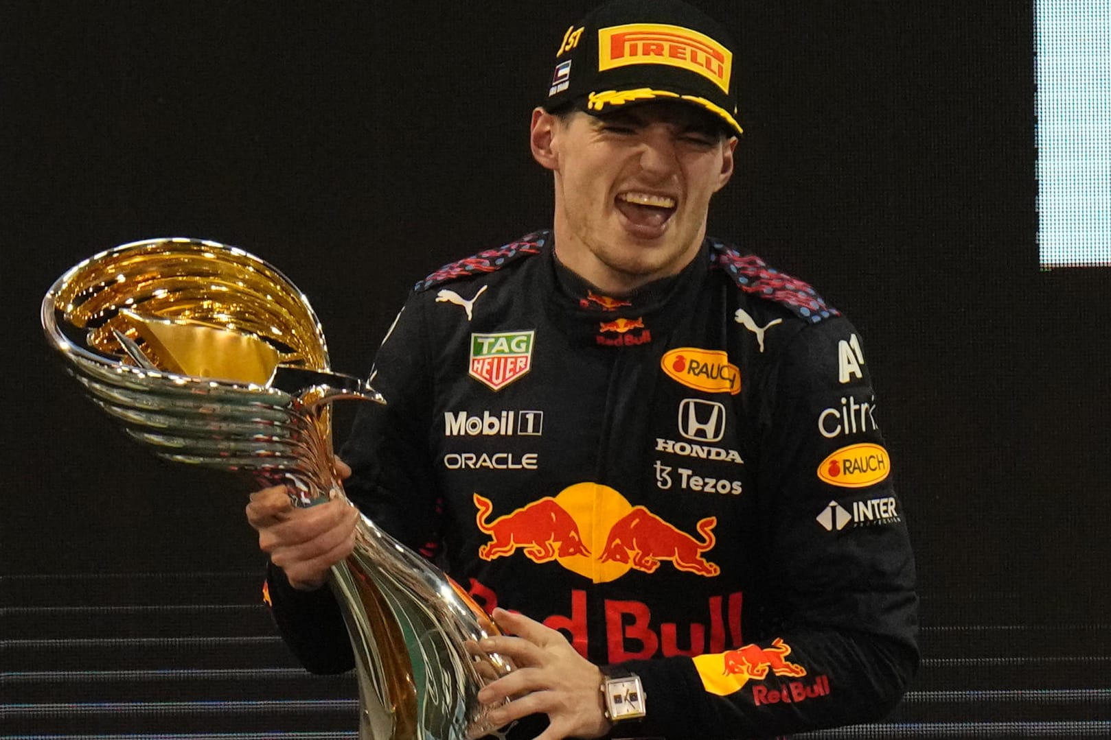 Mit Pokal: Max Verstappen jubelt ausgelassen über seinen 1. Titel.