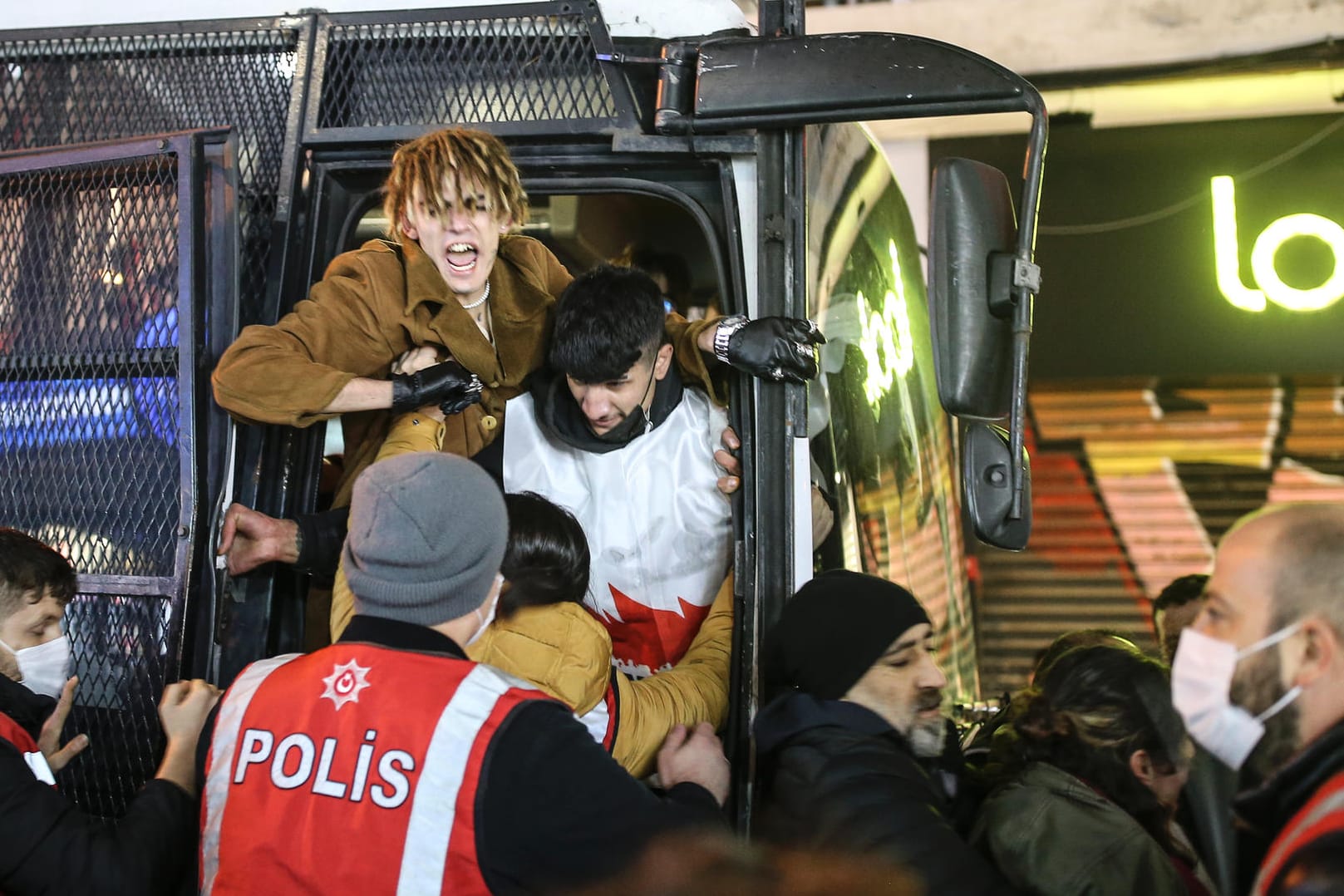 Sind unzufrieden (Archivbild): Bereits im November demonstrierten viele Türken gegen die Wirtschaftspolitik und den Währungsverfall – doch Inflation schritt nur weiter rasant voran. Sind unzufrieden (Archivbild): Bereits im November demonstrierten viele Türken gegen die Wirtschaftspolitik und den Währungsverfall – doch Inflation schritt nur weiter rasant voran.