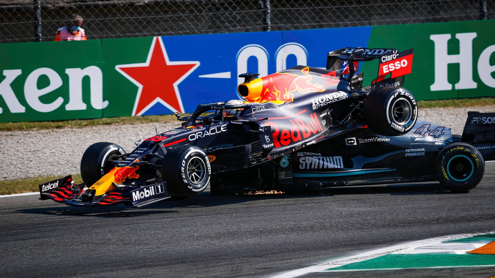 In Monza: Lewis Hamilton unterfährt Max Verstappen.