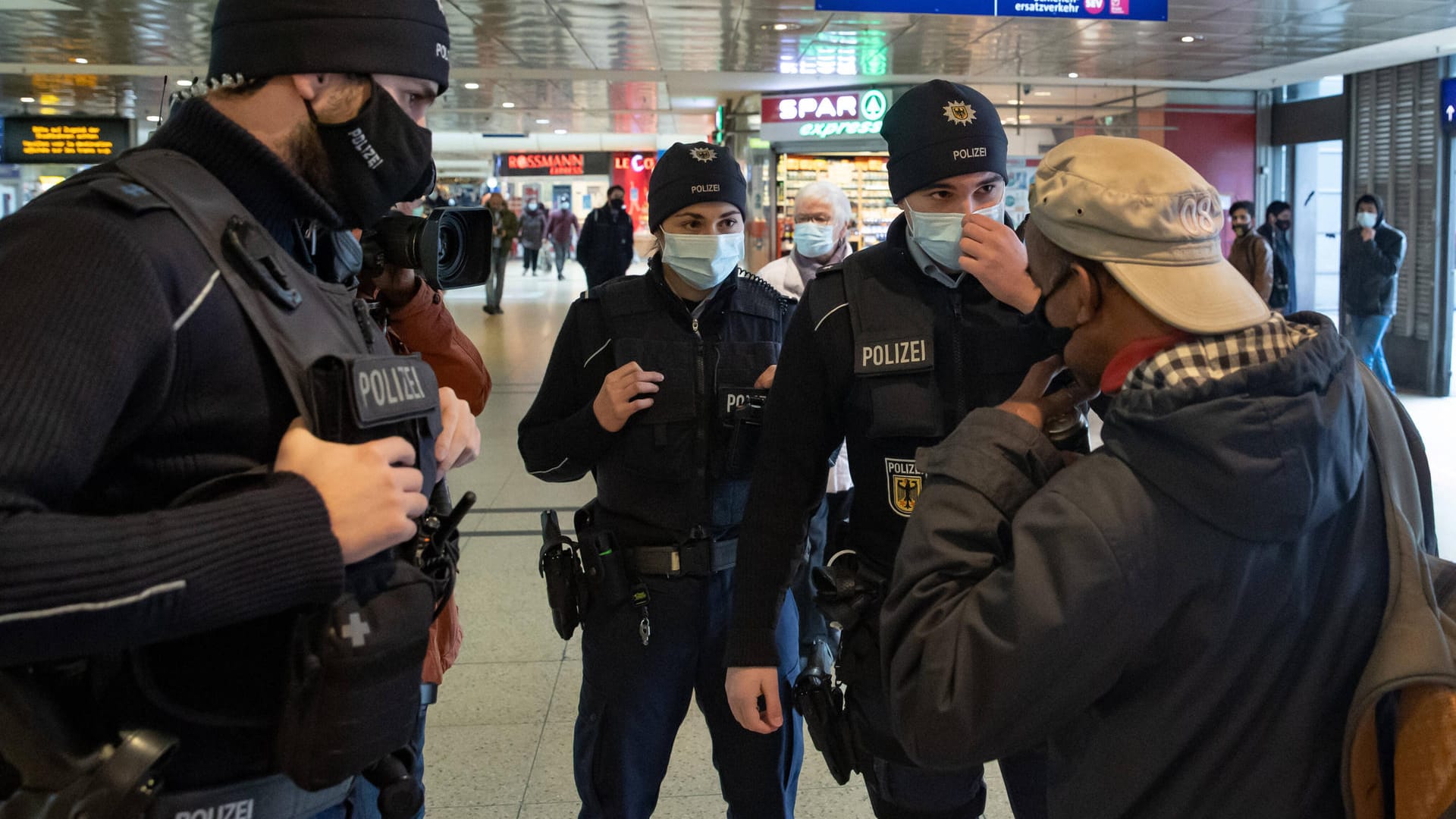 Beamte kontrollieren die Maskenpflicht (Archivbild): Weil es immer wieder zu aggressiven Situationen kommt, appelliert die Bundespolizei Hannover in einer Mitteilung an die Maskenmuffel. Beamte kontrollieren die Maskenpflicht (Archivbild): Weil es immer wieder zu aggressiven Situationen kommt, appelliert die Bundespolizei Hannover in einer Mitteilung an die Maskenmuffel.
