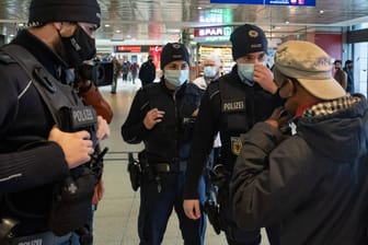 Beamte kontrollieren die Maskenpflicht (Archivbild): Weil es immer wieder zu aggressiven Situationen kommt, appelliert die Bundespolizei Hannover in einer Mitteilung an die Maskenmuffel.