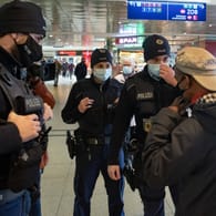 Beamte kontrollieren die Maskenpflicht (Archivbild): Weil es immer wieder zu aggressiven Situationen kommt, appelliert die Bundespolizei Hannover in einer Mitteilung an die Maskenmuffel.