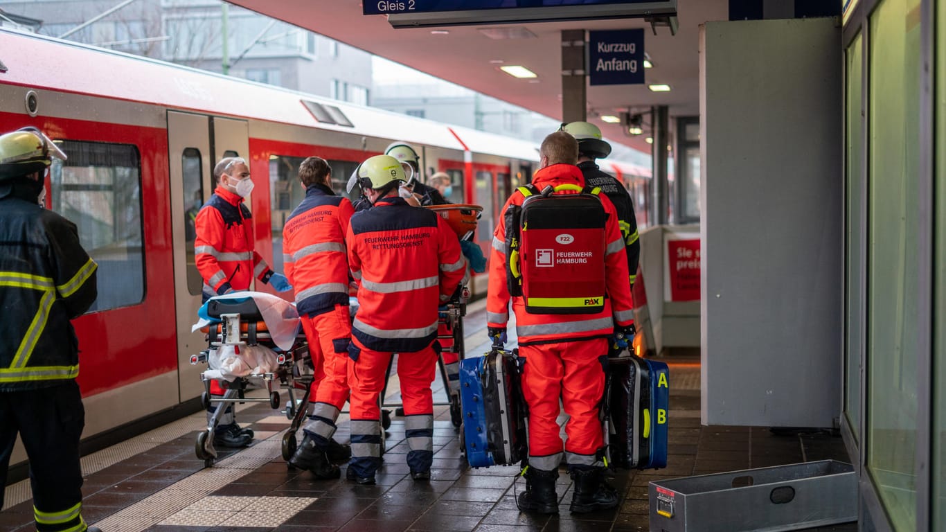 Einsatzkräfte von Polizei und Feuerwehr sind angerückt, um den Verwundeten zu versorgen: Der 26-Jährige wurde von der S-Bahn überrollt.