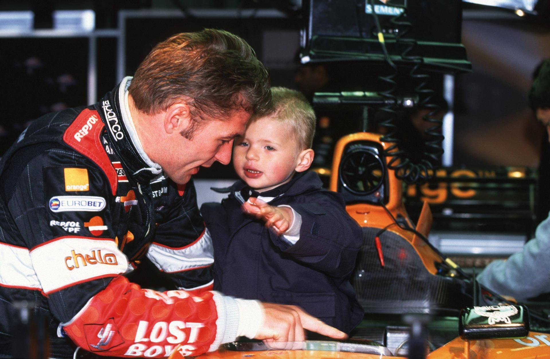 Mai 2000: Der gerade einmal zwei Jahre alte Max bekommt von Papa Jos Verstappen das Arrows-Formel-1-Auto erklärt. Wieviel er davon wohl schon verstanden hat?