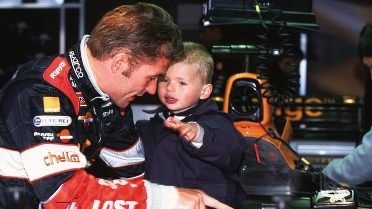 Mai 2000: Der gerade einmal zwei Jahre alte Max bekommt von Papa Jos Verstappen das Arrows-Formel-1-Auto erklärt. Wieviel er davon wohl schon verstanden hat?