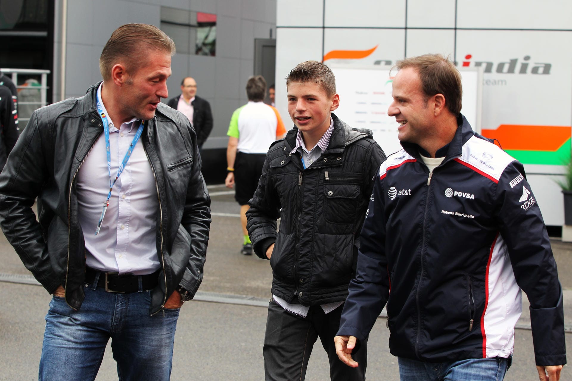 August 2011: Der mittlerweile 13-Jährige mit Jos und Formel-1-Legende Rubens Barrichello (r.). Max Verstappen wächst von Beginn an im Rennzirkus auf.