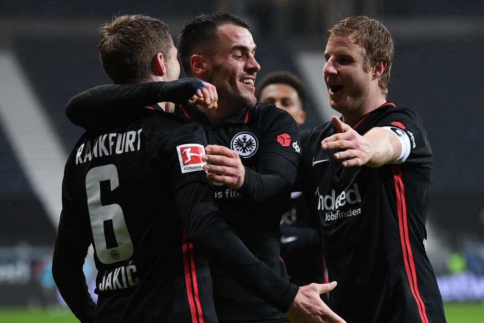 Spektakulärer Sieg gegen Leverkusen: Frankfurter Jubeltraube.