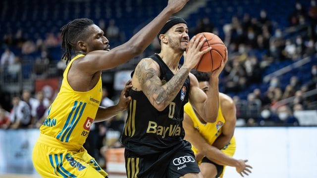 Nick Weiler-Babb von Bayern München setzt sich gegen Albas Smith (l) durch. Nick Weiler-Babb von Bayern München setzt sich gegen Albas Smith (l) durch.