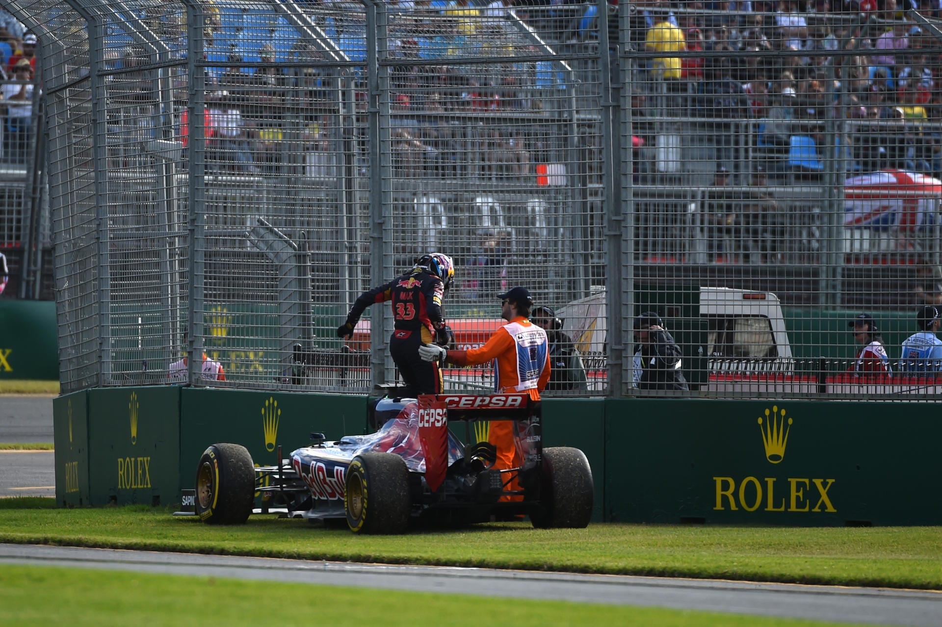 Bitteres Debüt in der Formel 1: 2015 feiert Verstappen seinen Einstand in der Königsklasse für Toro Rosso – und fällt direkt zum Start beim Großen Preis von Australien in Melbourne aus.