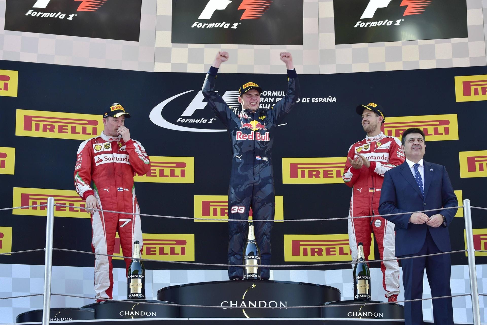 Schneller Aufstieg: Nach starken Leistungen wird Verstappen kurz nach Saisonstart 2016 zu Red Bull geholt, ersetzt dort Daniil Kvyat. Und gleich in seinem ersten Rennen gelingt ihm in Barcelona der große Coup: Der erste Grand-Prix-Sieg seiner Formel-1-Karriere.