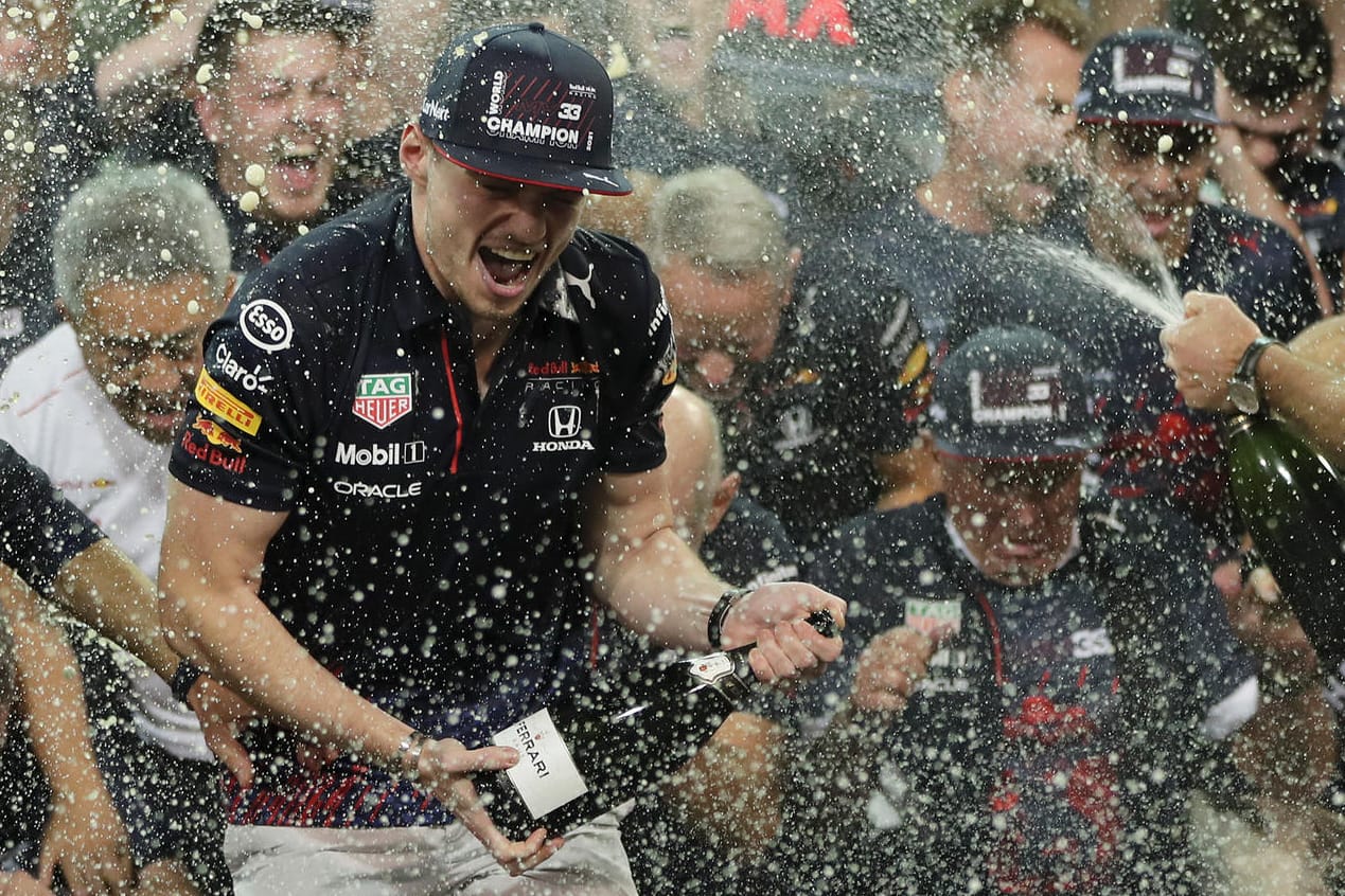 Champagnerdusche muss schon sein: Max Verstappen ist mittendrin.