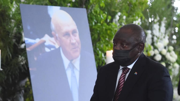 Cyril Ramaphosa geht bei der Trauerfeier am Foto von Frederik Willem de Klerk vorbei: Kurz darauf wurde er positiv auf Corona getestet.