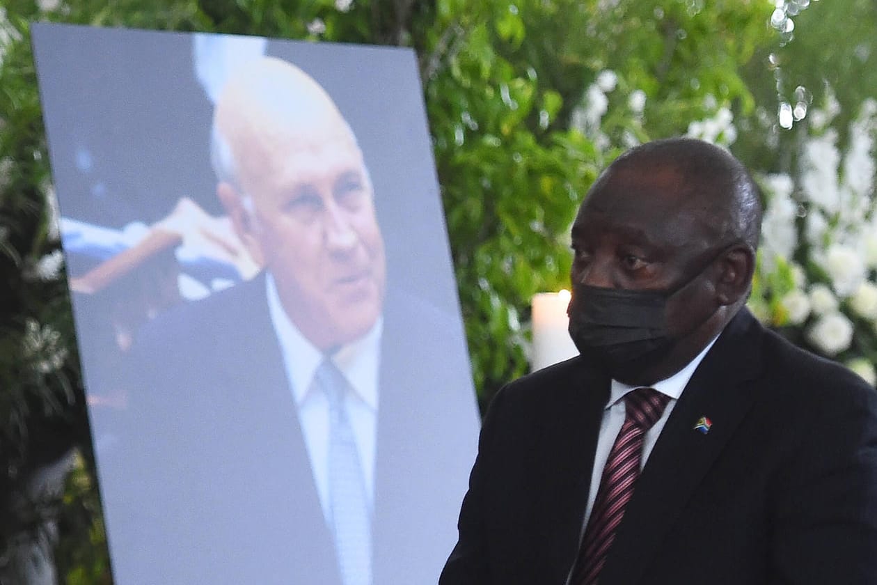 Cyril Ramaphosa geht bei der Trauerfeier am Foto von Frederik Willem de Klerk vorbei: Kurz darauf wurde er positiv auf Corona getestet.