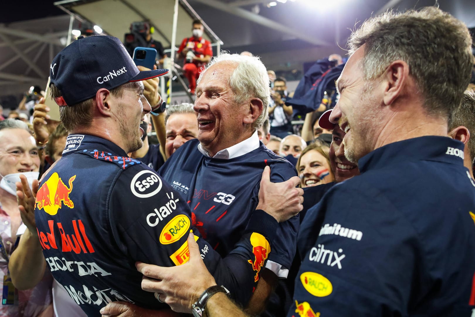 Verstappen mit Horner und Marko: Red Bull feiert den Sieg und ätzt gegen Mercedes.