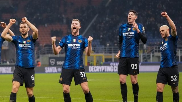 Spieler von Inter Mailand feiern die Tabellenführung nach dem 4:0-Sieg gegen Cagliari Calcio. Spieler von Inter Mailand feiern die Tabellenführung nach dem 4:0-Sieg gegen Cagliari Calcio.