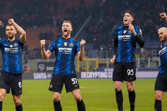 Spieler von Inter Mailand feiern die Tabellenführung nach dem 4:0-Sieg gegen Cagliari Calcio.