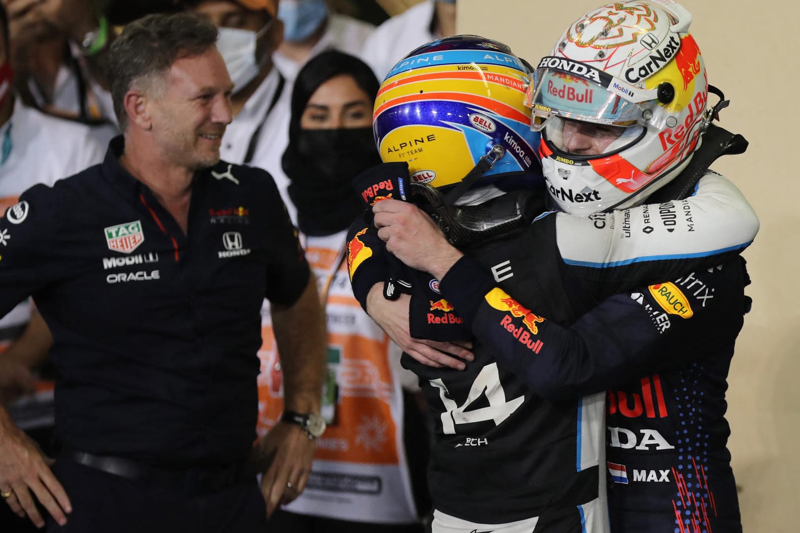 Überglücklich nach dem Rennen: Red-Bull-Teamchef Horner, Perez und Verstappen (v. li.).