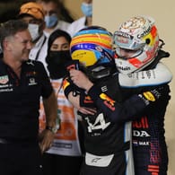 Überglücklich nach dem Rennen: Red-Bull-Teamchef Horner, Perez und Verstappen (v. li.).